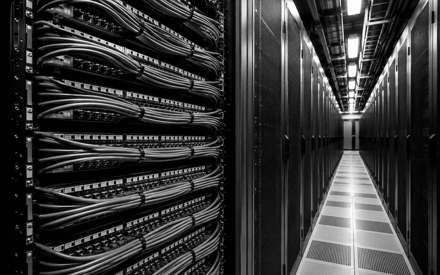Pasillo de un centro de datos con los racks cableados